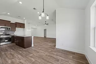 8 Gemstone Ct, Angleton, TX 77515 - Photo 8