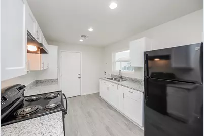 5040 Mallow Street #B, Houston, TX 77033 - Photo 4