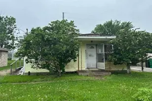 709 W Live Oak St, Angleton, TX 77515 - Photo 1