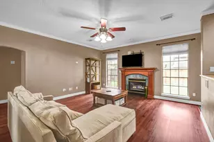 61 Parsley Ct, Lake Jackson, TX 77566 - Photo 2