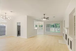 71 N Queenscliff Cir, The Woodlands, TX 77382 - Photo 2