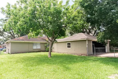 108 Chandler Drive, Baytown, TX 77521 - Photo 32