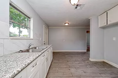 5431 Willow Glen Drive, Houston, TX 77033 - Photo 8