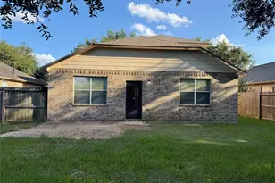 12807 Southern Valley Dr, Pearland, TX 77584 - Photo 2