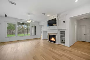 98 E Beckonvale Cir, The Woodlands, TX 77382 - Photo 18