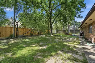 823 St George Ln, Houston, TX 77079 - Photo 12