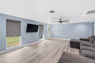 404 Oaklawn St, League City, TX 77573 - Photo 4
