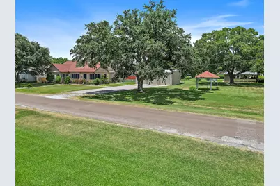 405 Park Street, Anahuac, TX 77514 - Photo 30