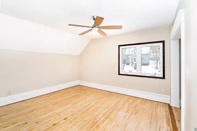 706 E 11th St, Duluth, MN 55805 - Photo 14