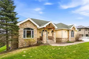 416 Hastings Dr, Duluth, MN 55803 - Photo 1