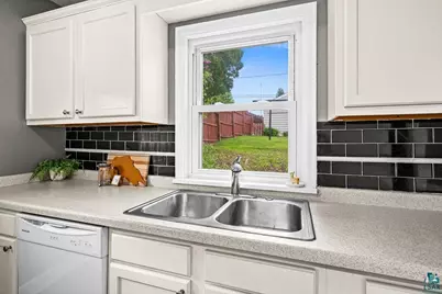 5211 Oneida St, Duluth, MN 55804 - Photo 12