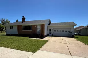 607 3rd St NE, Chisholm, MN 55719 - Photo 2