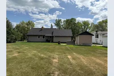 8 13th St NW, Chisholm, MN 55719 - Photo 6