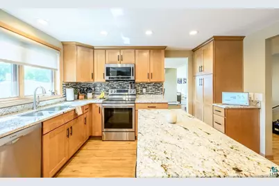 114 Highland Dr, Hibbing, MN 55746 - Photo 14