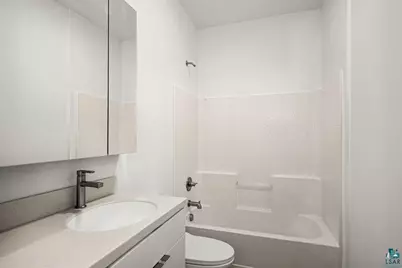 4 W 11th St, Duluth, MN 55806 - Photo 12
