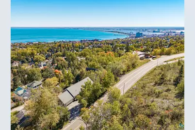 1424 E Skyline Pkwy, Duluth, MN 55802 - Photo 2