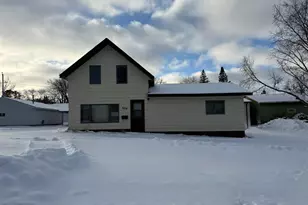 609 NW 8th St, Chisholm, MN 55719 - Photo 1