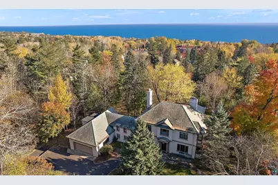 124 N Hawthorne Rd, Duluth, MN 55812 - Photo 1