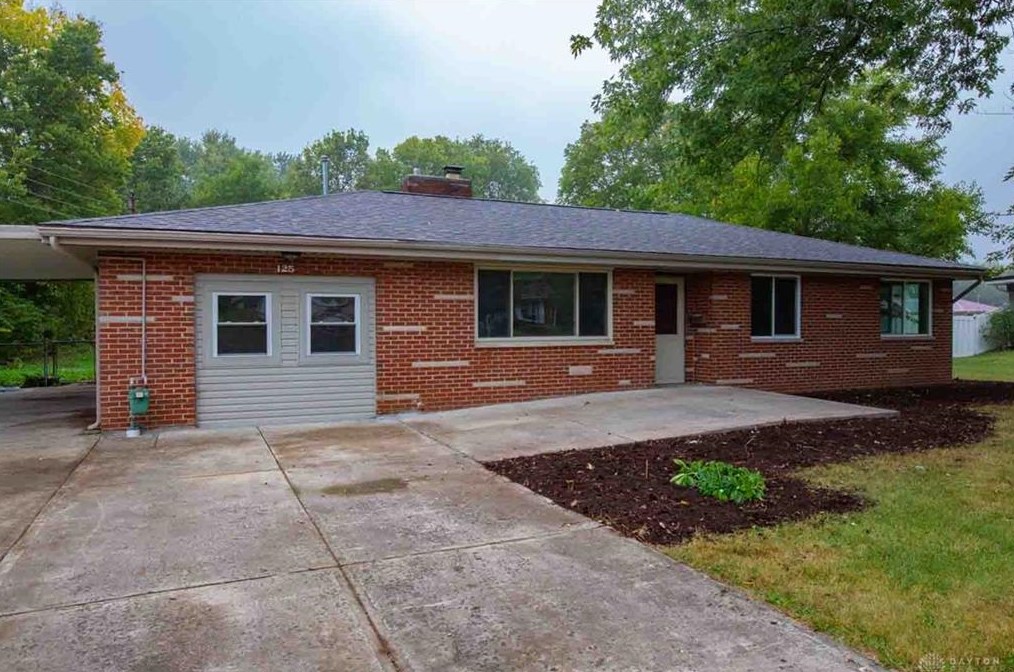 125 Countryside Dr, Enon, OH 45323-1111