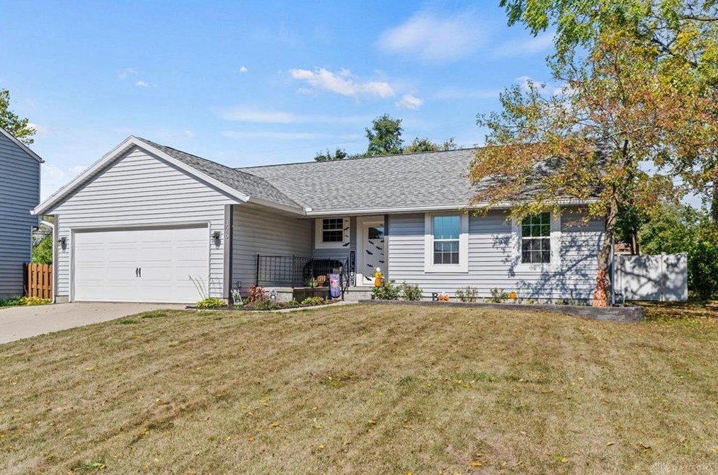 325 Royal Wood Ct, Vandalia, OH 45377-1800