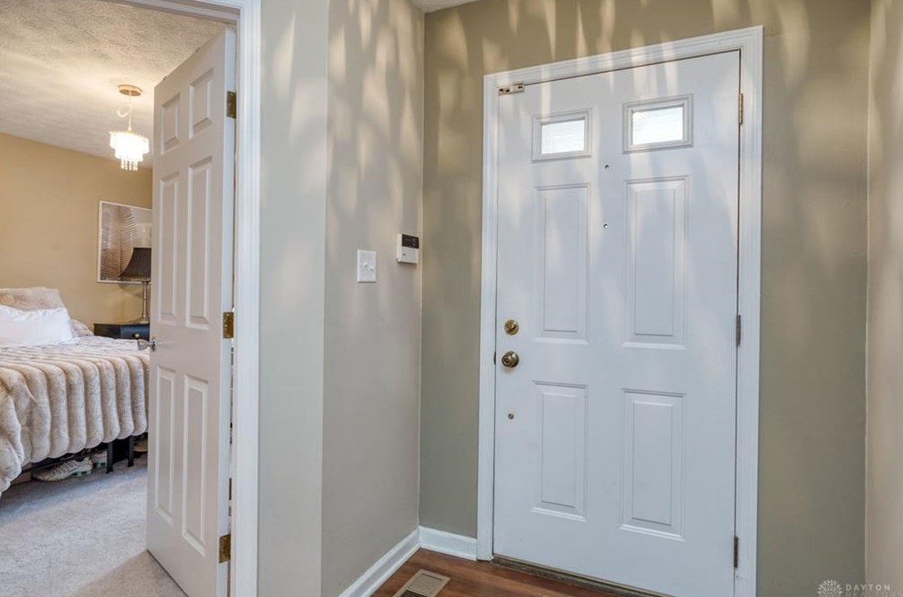 6670 Golf Green Dr, Dayton, OH 45459-5804