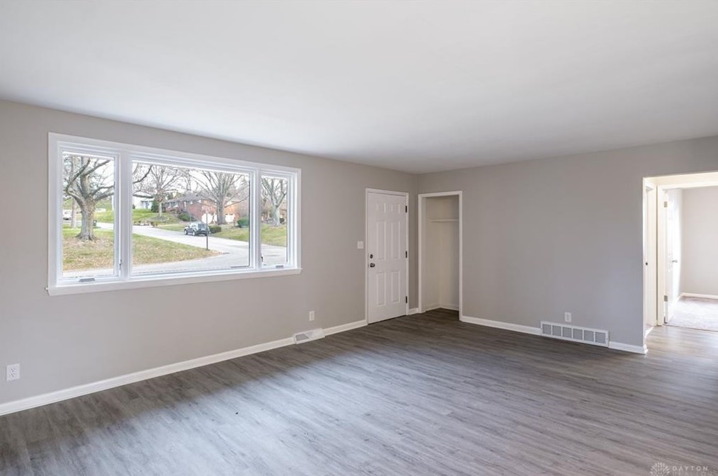 420 Stoneybrook Dr, Dayton, OH 45429