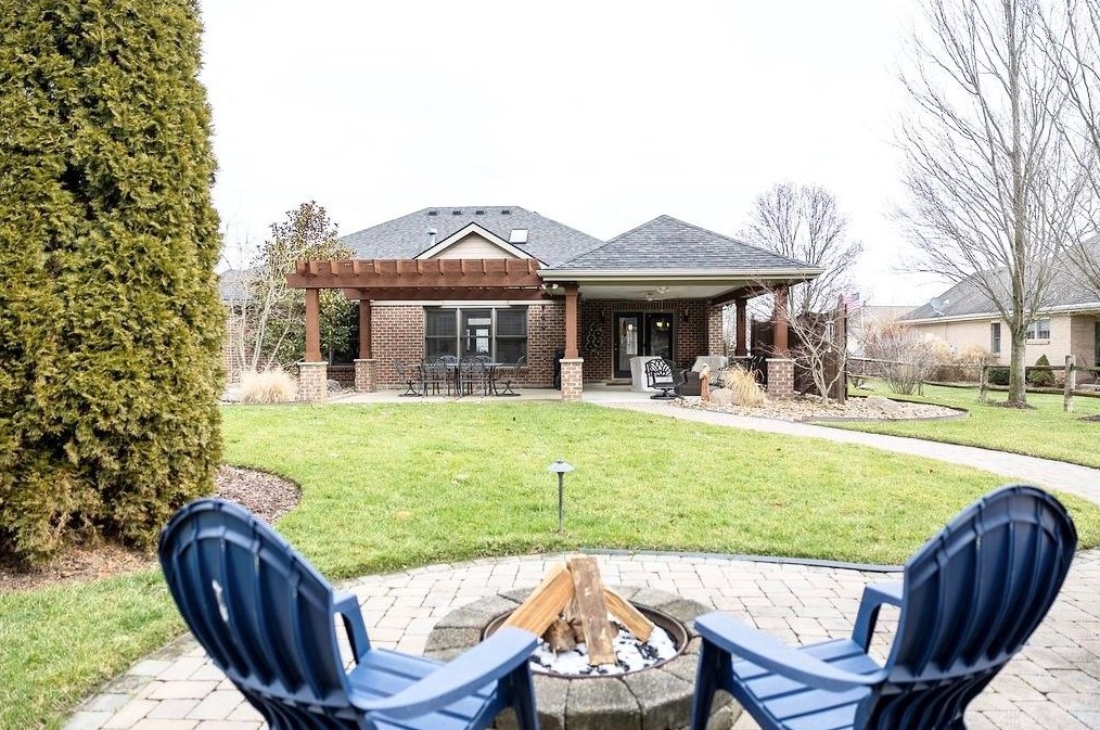 9887 Arn Dr, Dayton, OH 45458-4144