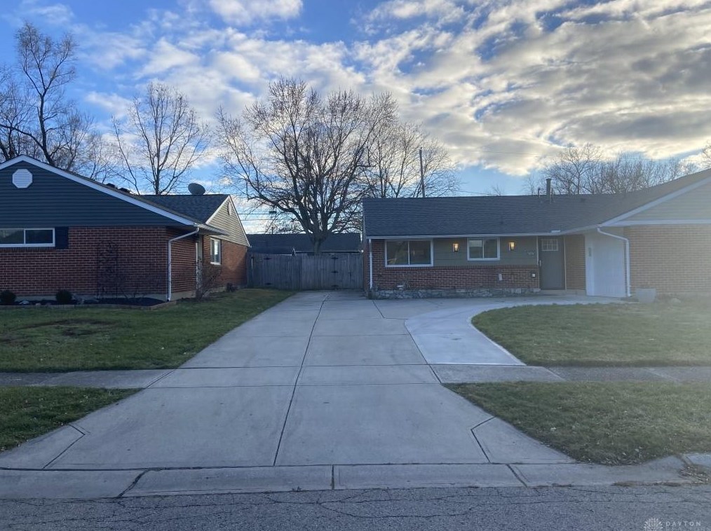 5282 Flotron Dr, Dayton, OH 45424-3825