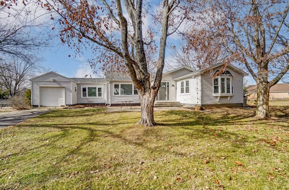 8425 Dixie Dr, Dayton, OH 45414-2465