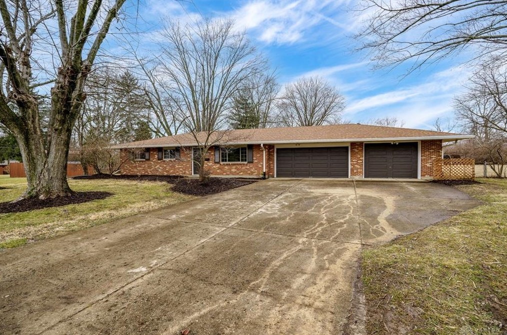 2700 Duxbury Cir, Dayton, OH 45440-2204
