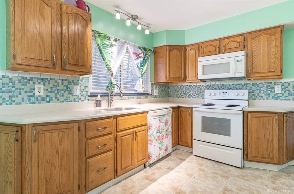 1013 Hollendale Dr, Dayton OH  45429-4744 exterior