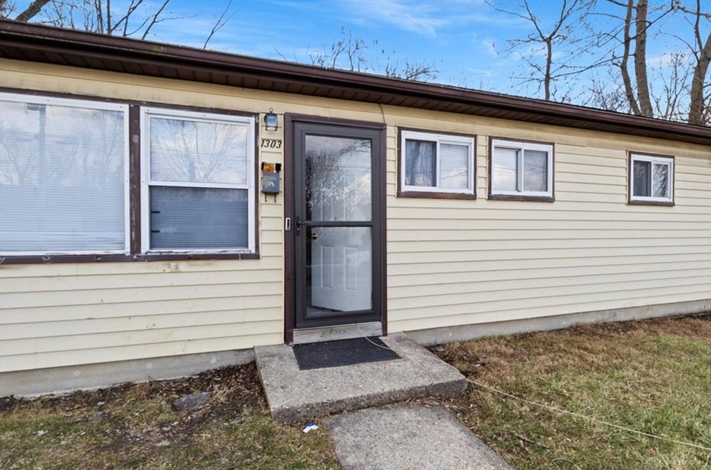 1303 Graystone Dr, Dayton, OH 45417-8244