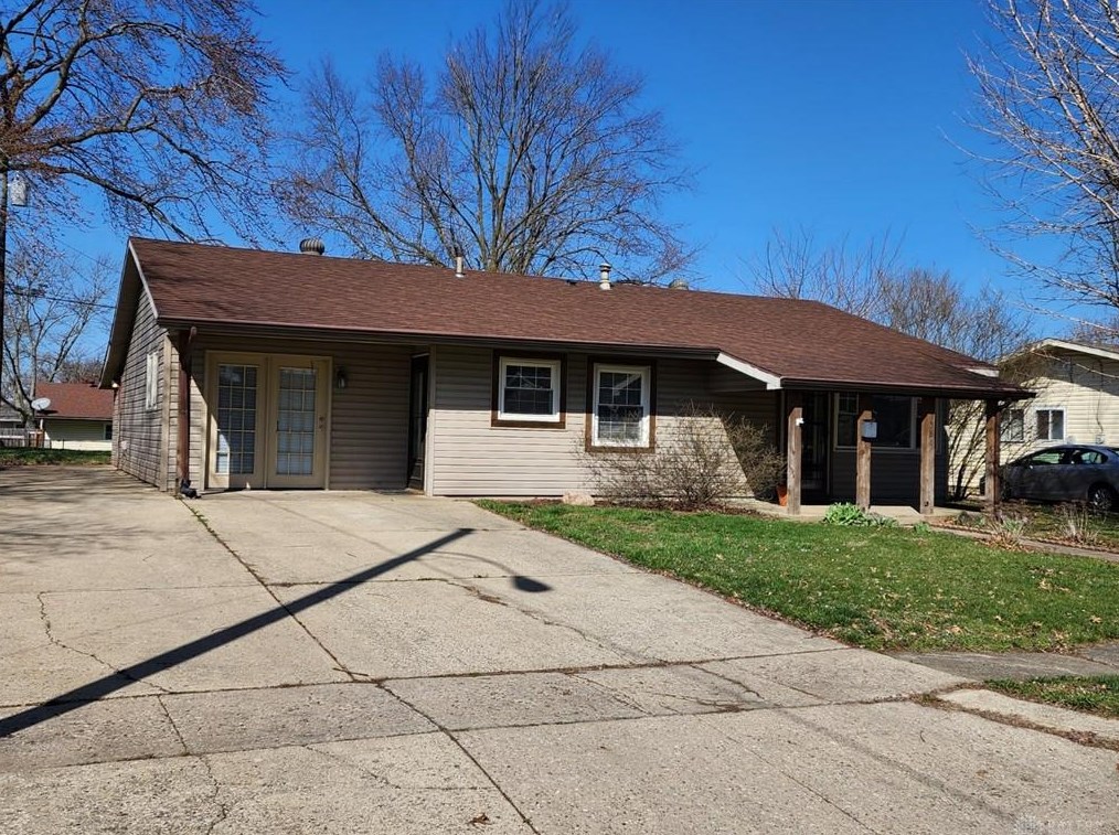 1586 Drake Dr, Xenia, OH 45385