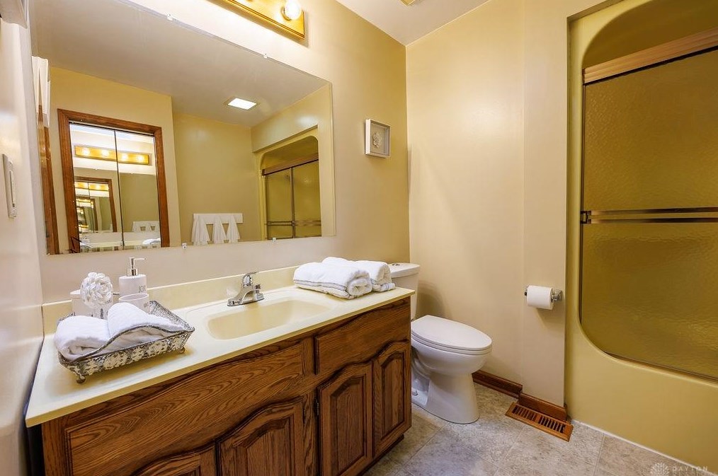 628 Mears Dr, Miamisburg OH  45342-2206 exterior