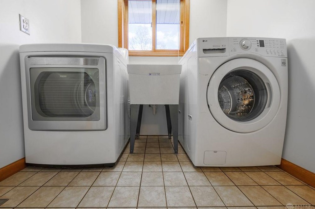 628 Mears Dr, Miamisburg OH  45342-2206 exterior