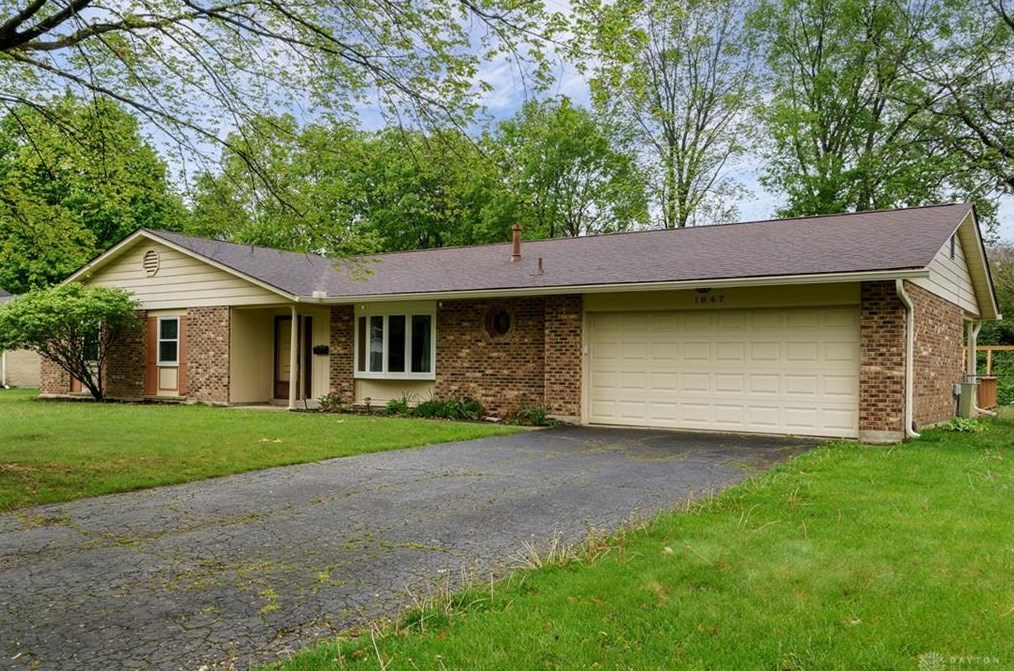 1947 Stonewood Dr, Dayton, OH 45432