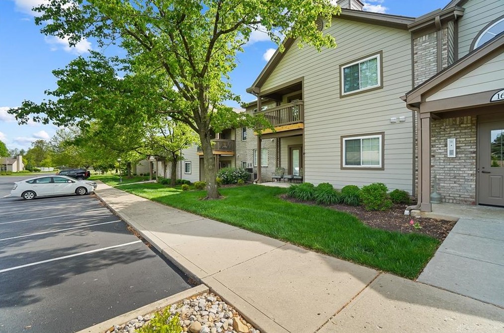 1620 Piper Ln, Dayton, OH 45440-5052