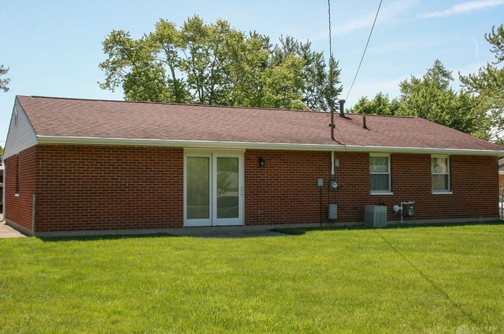 7761 Bassett Dr, Dayton, OH 45424-2106