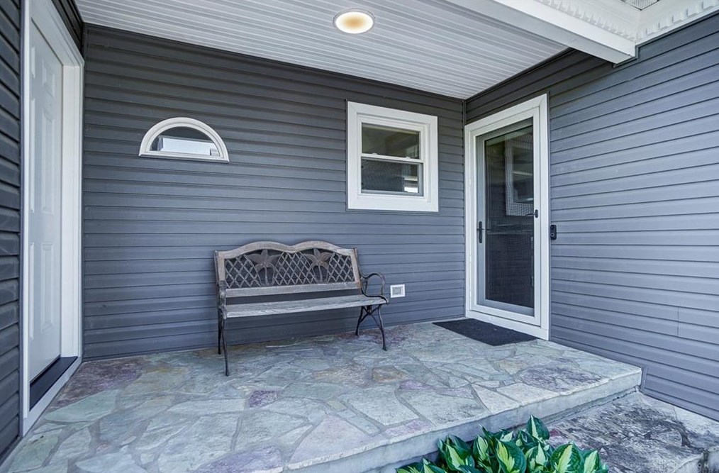 6101 Crestway Dr, Brookville OH  45309-8220 exterior