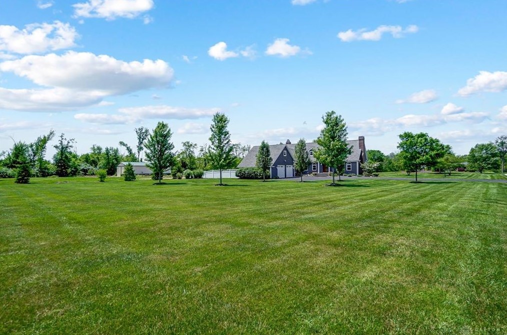 6101 Crestway Dr, Brookville OH  45309-2500 exterior