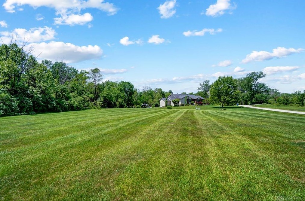 6101 Crestway Dr, Brookville OH  45309-2500 exterior