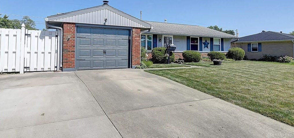 7720 Stonesboro Dr, Dayton, OH 45424-2264