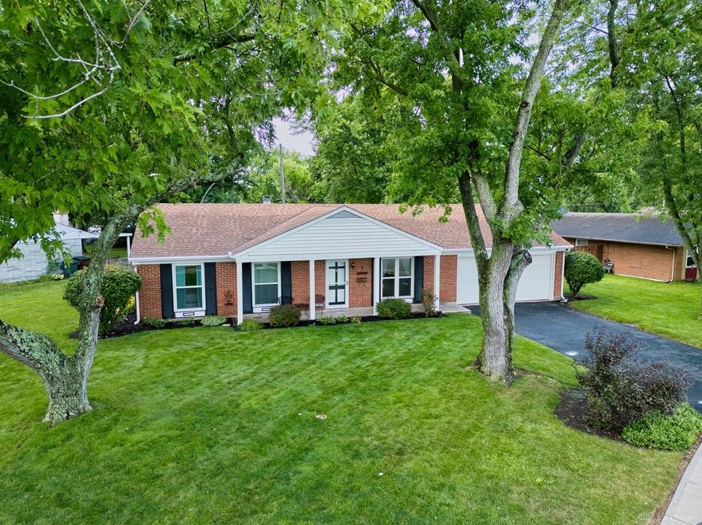 2 Greencliff Dr, Englewood, OH 45322