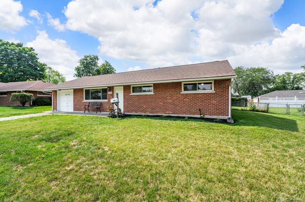2090 Mattis Dr, Dayton OH  45439-2649 exterior