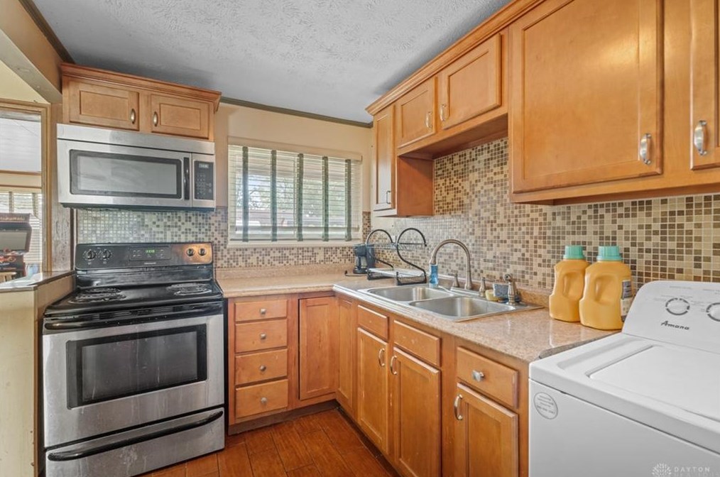 2090 Mattis Dr, Dayton OH  45439-2649 exterior