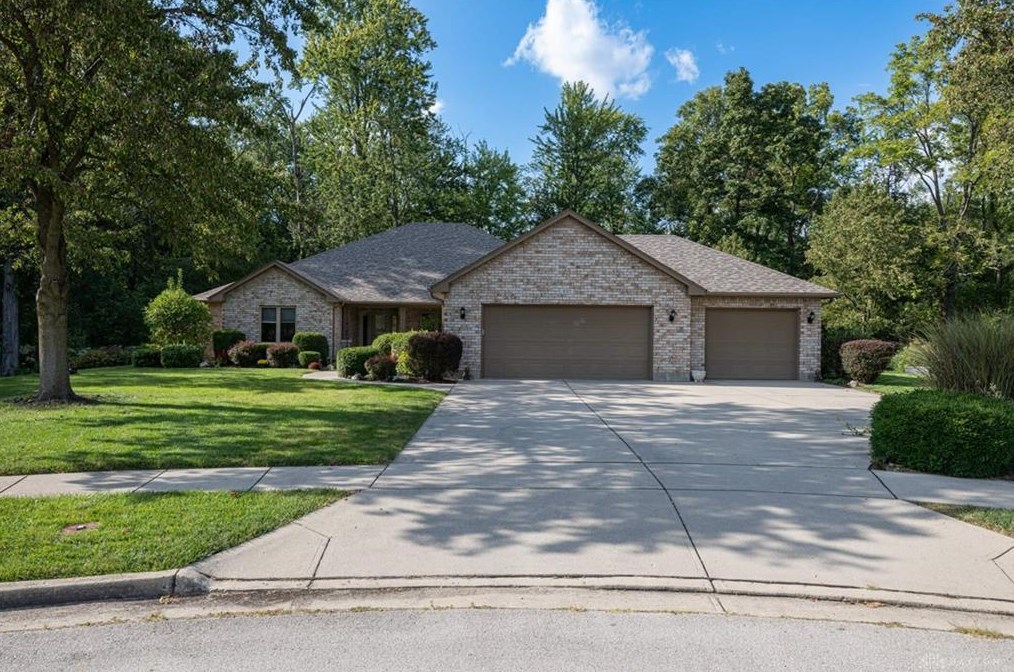 237 Old Carriage Dr, Englewood, OH 45322