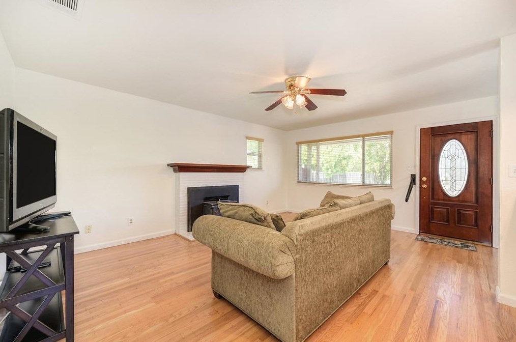 4124 F St, Sacramento, CA 95819-3129