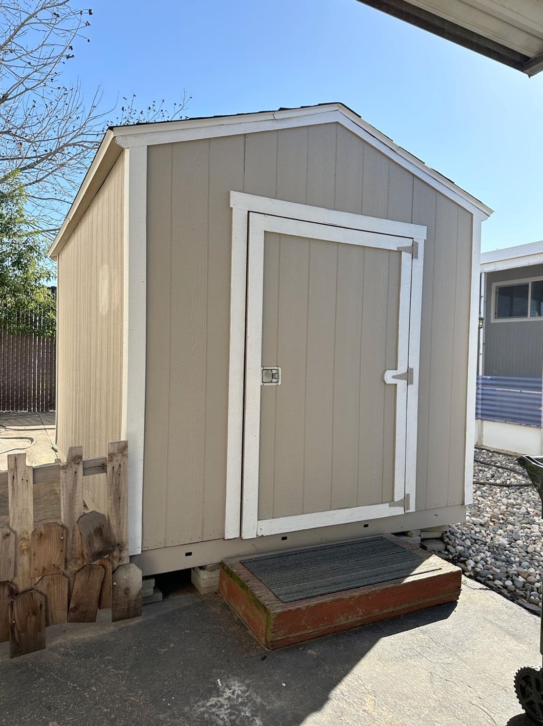 6727 Capital Cir, Sacramento CA  95828-1236 exterior