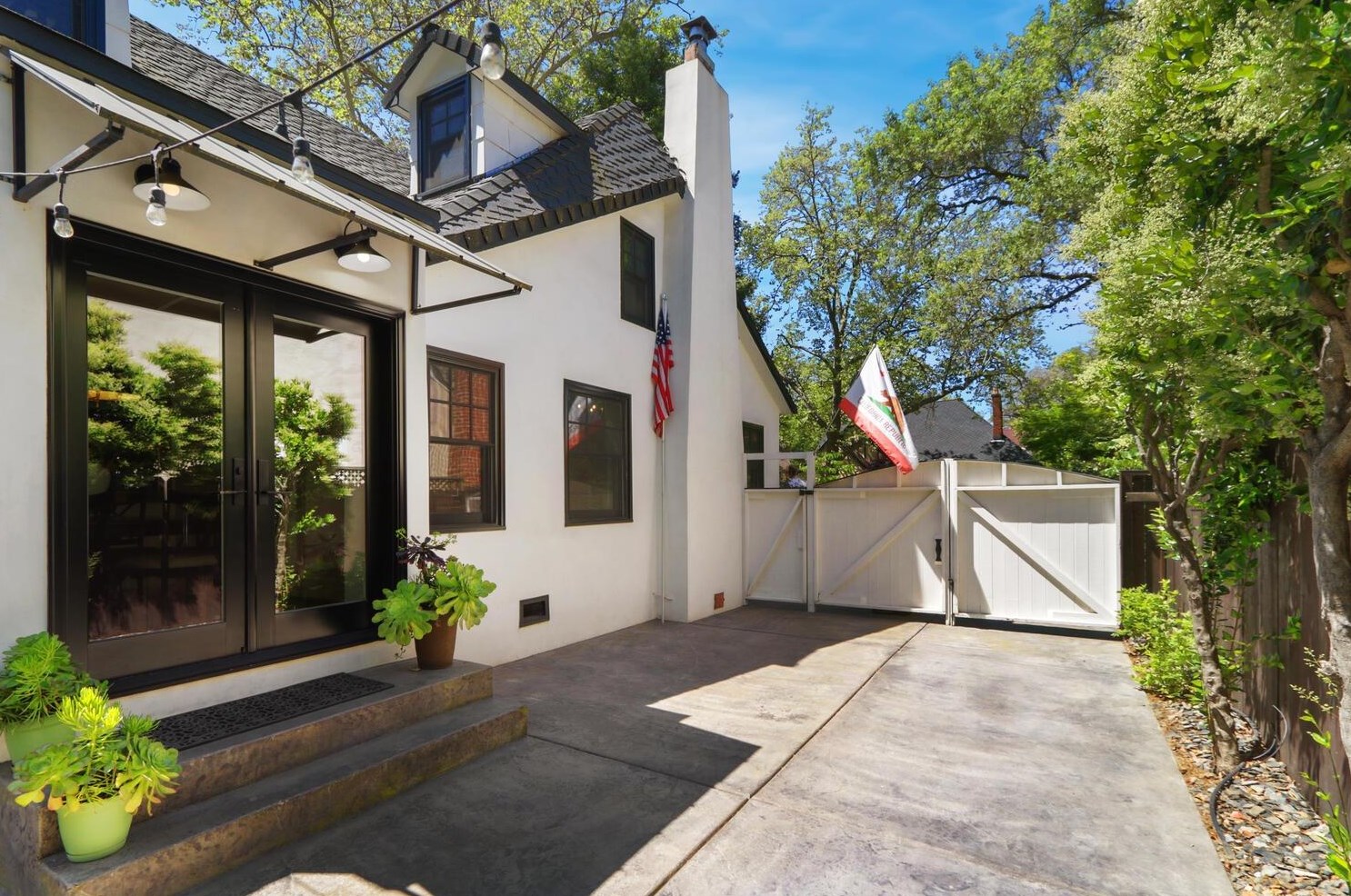 1515 41st St, Sacramento CA  95819-4042 exterior
