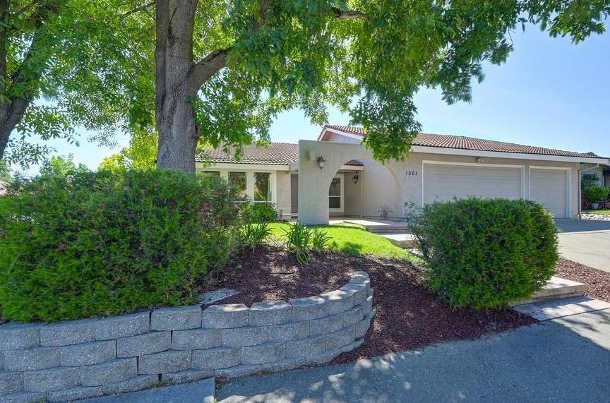 1301 Mossbrook Ct, Roseville CA  95661-5418 exterior